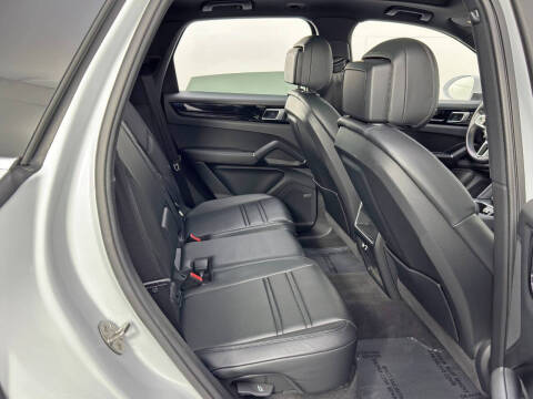 2023 Porsche Cayenne Platinum Edition