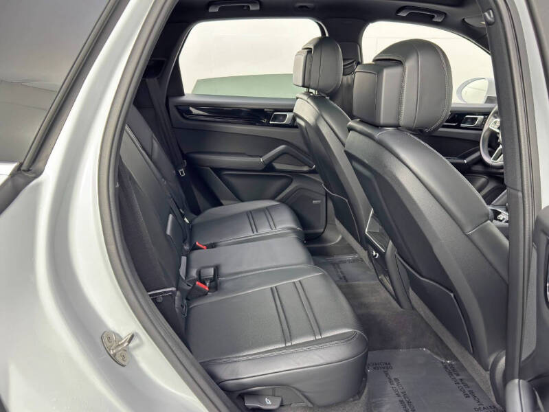 2023 Porsche Cayenne Platinum Edition