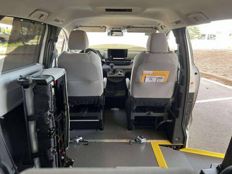 2025 Toyota Sienna LE 8-Passenger