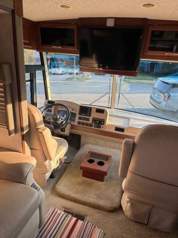 2004 Winnebago Adventurer