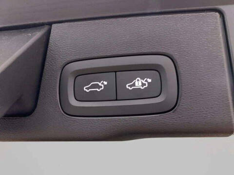 2025 Volvo XC60 B5 Core Dark Theme
