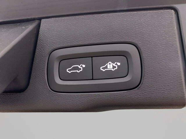 2025 Volvo XC60 B5 Core Dark Theme