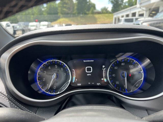 2027 Chrysler Pacifica Select