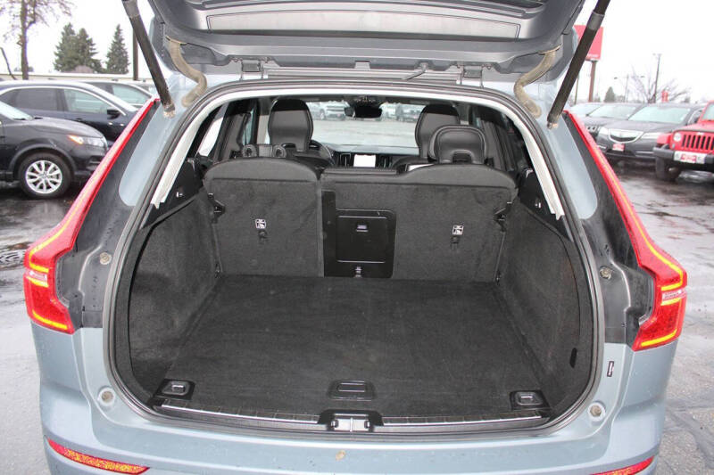 2022 Volvo XC60 B5 Momentum