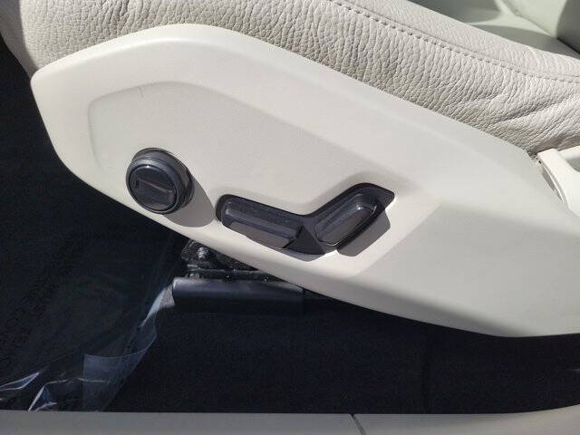 2024 Volvo XC60 B5 Core Dark Theme