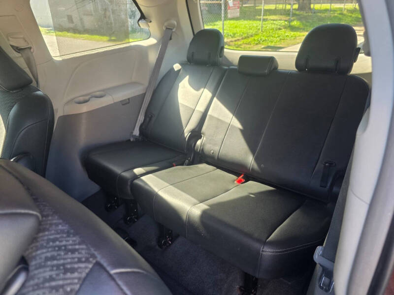 2013 Toyota Sienna SE 8-Passenger