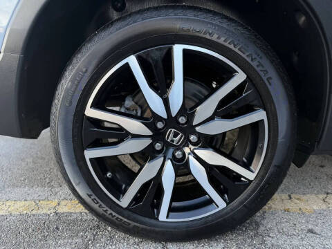 2022 Honda Pilot Touring w/Rear Captain's Chairs