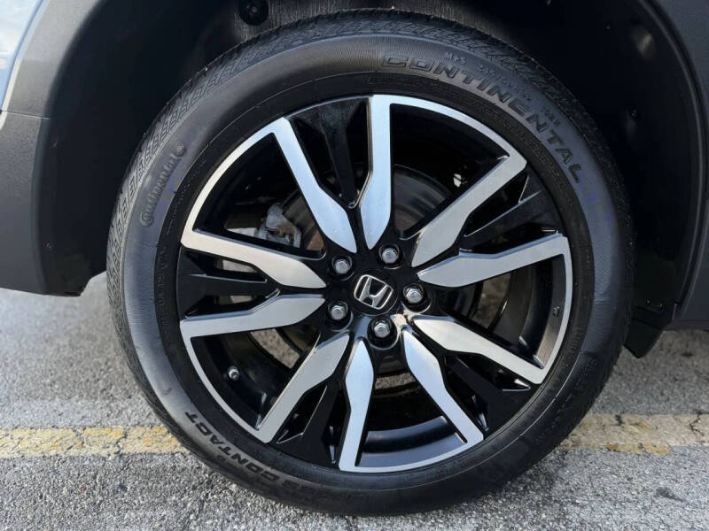 2022 Honda Pilot Touring w/Rear Captain's Chairs