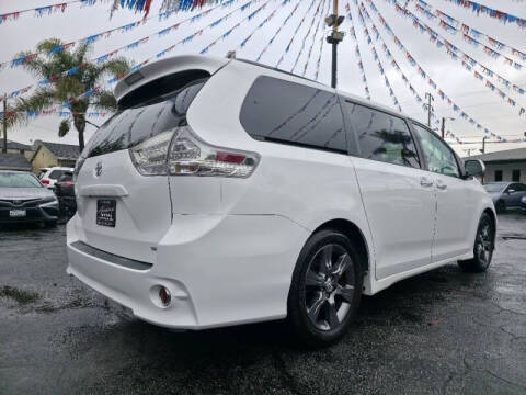2016 Toyota Sienna SE 8-Passenger