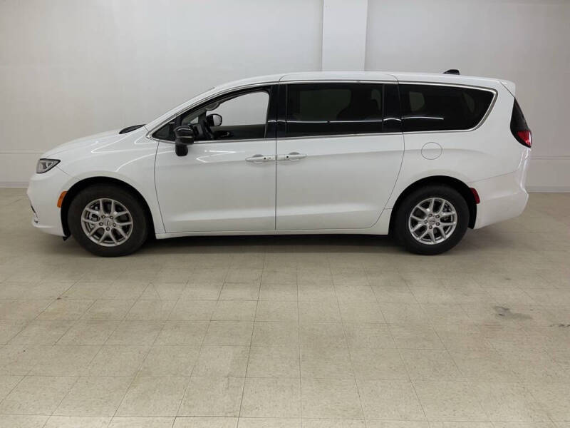 Used 2024 Chrysler Pacifica Touring L with VIN 2C4RC1BG7RR122890 for sale in Celina, OH