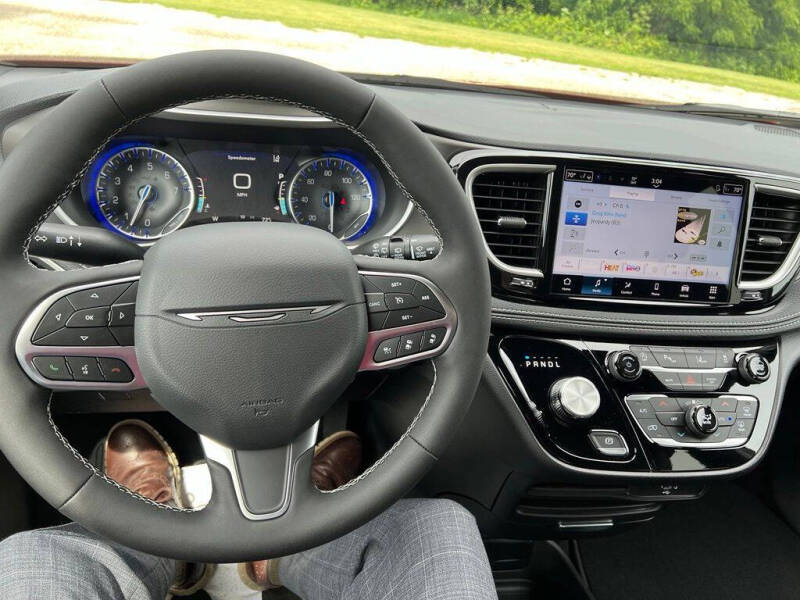 2027 Chrysler Pacifica Select
