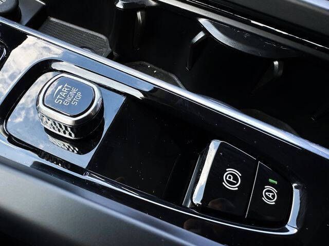 2023 Volvo XC60 B5 Ultimate Bright Theme