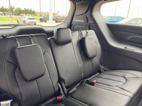 2027 Chrysler Pacifica Select