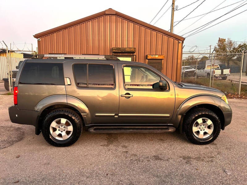 2005 Nissan Pathfinder LE