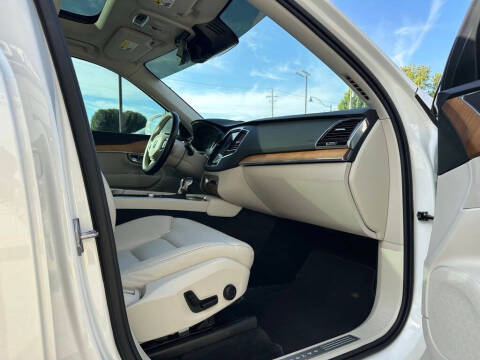 2022 Volvo XC90 T6 Momentum 7-Passenger