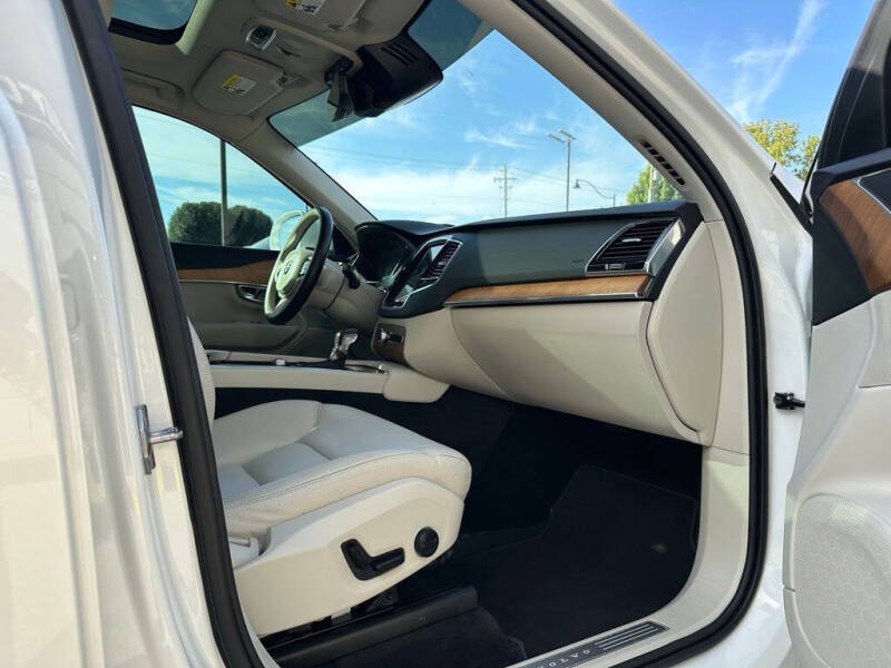 2022 Volvo XC90 T6 Momentum 7-Passenger