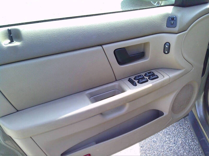 2004 Ford Taurus SE