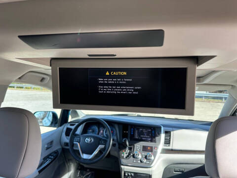 2015 Toyota Sienna XLE 7-Passenger Auto Access Seat
