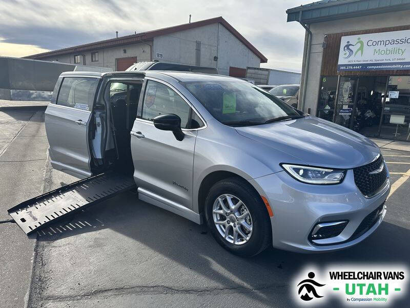 2024 Chrysler Pacifica Touring L