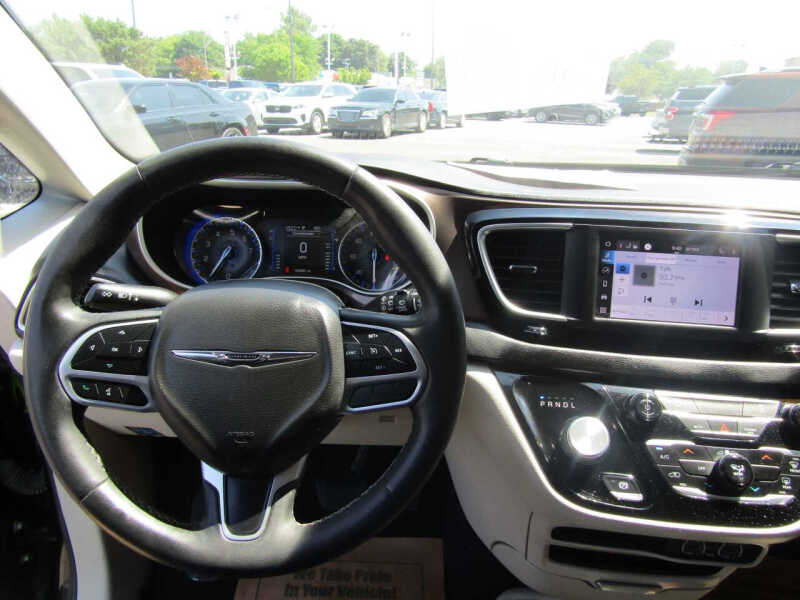 2022 Chrysler Voyager LX