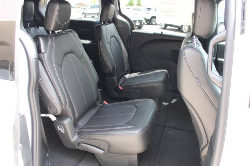 2027 Chrysler Pacifica Select