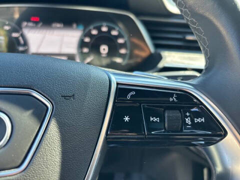 2022 Audi e-tron quattro Premium Plus