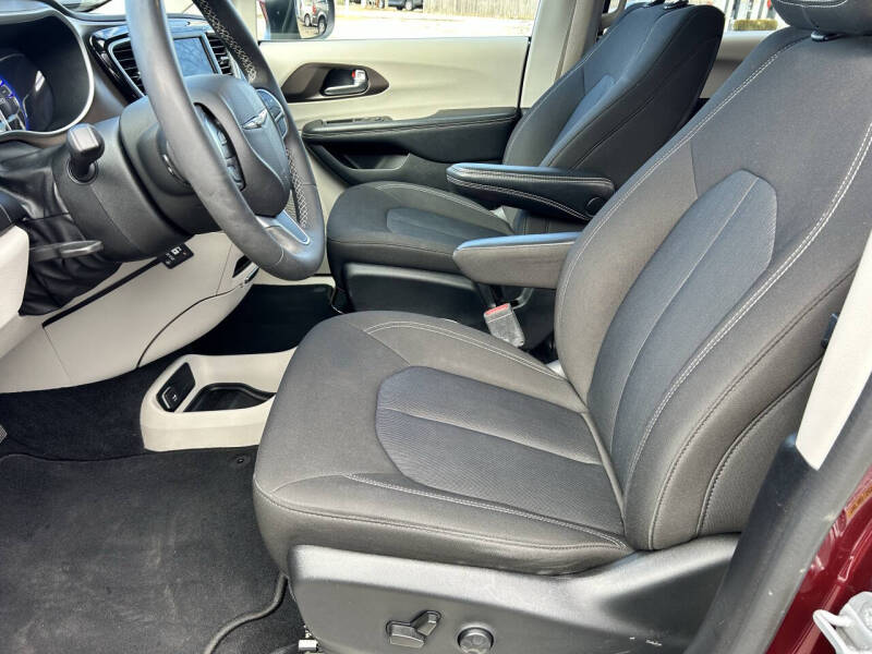 2022 Chrysler Voyager LX