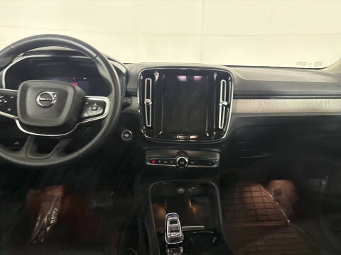 2024 Volvo XC40 B5 Ultimate Dark Theme