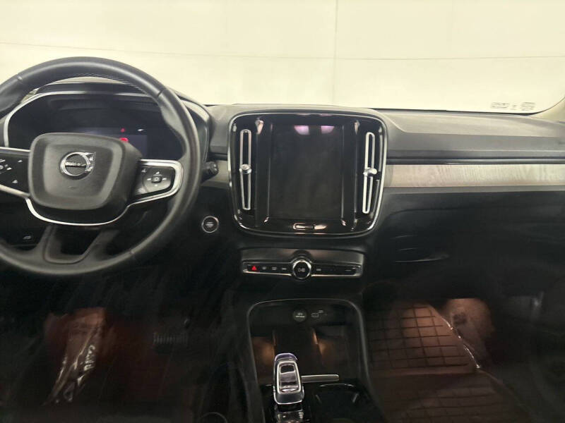 2024 Volvo XC40 B5 Ultimate Dark Theme