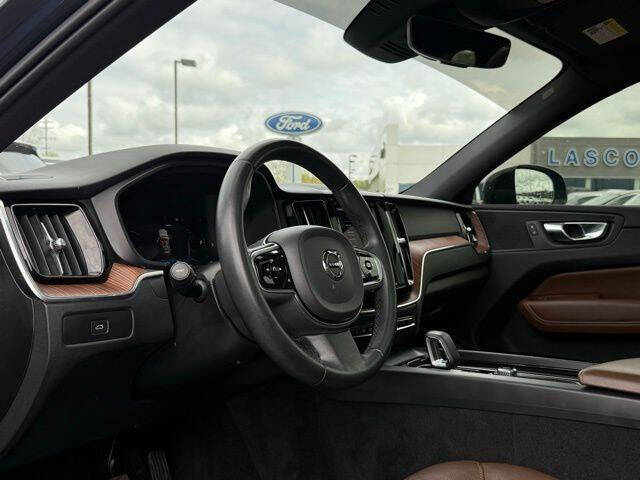 2023 Volvo XC60 B5 Plus Dark Theme