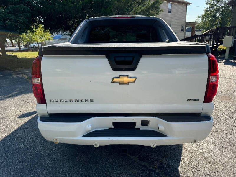 2011 Chevrolet Avalanche LT photo 15