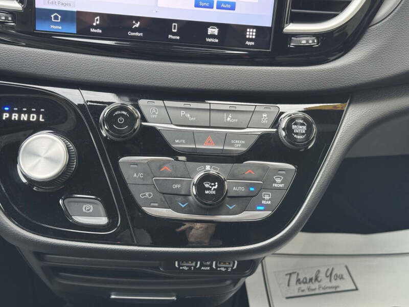 2025 Chrysler Pacifica Select