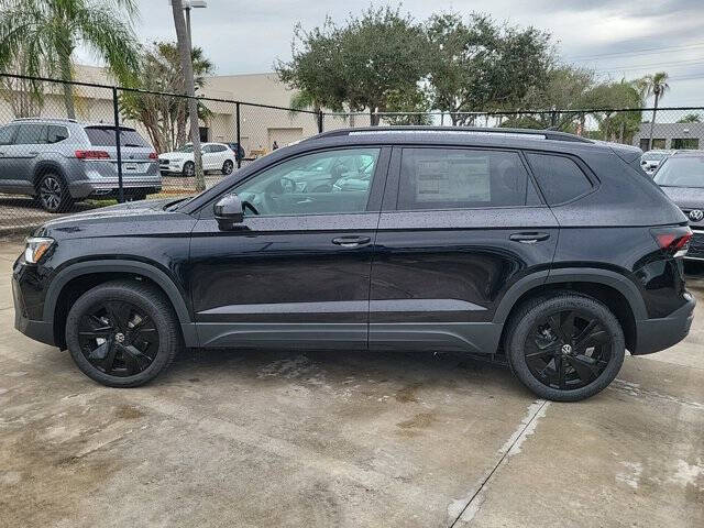 2025 Volkswagen Taos SE Black