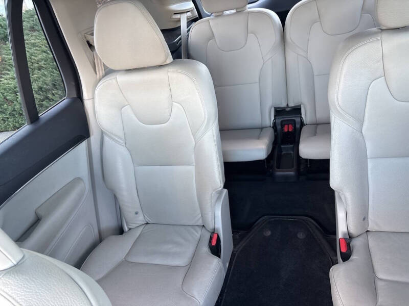 2020 Volvo XC90 T6 Momentum 6-Passenger