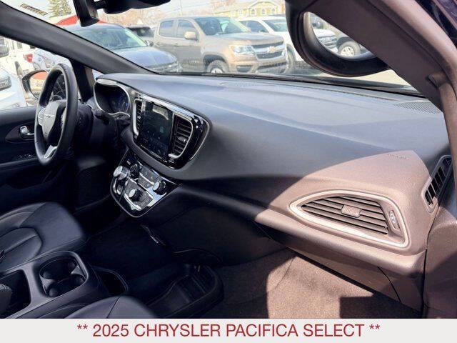 2025 Chrysler Pacifica Select