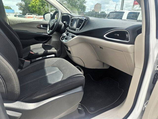 2023 Chrysler Voyager LX