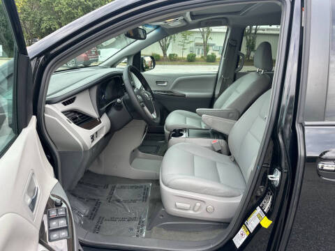 2017 Toyota Sienna XLE 8-Passenger