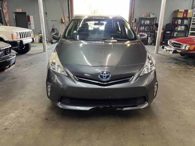 2014 Toyota Prius v Five