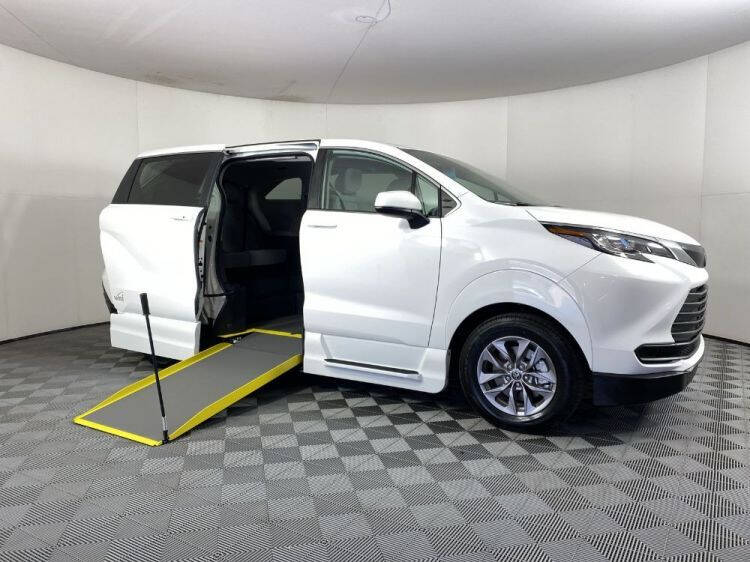2022 Toyota Sienna LE 8-Passenger