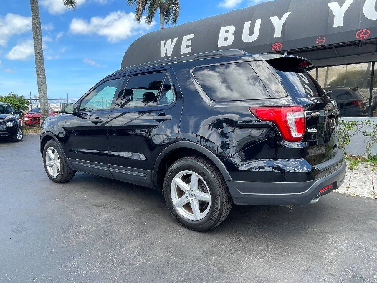 2018 Ford Explorer  - $17,900