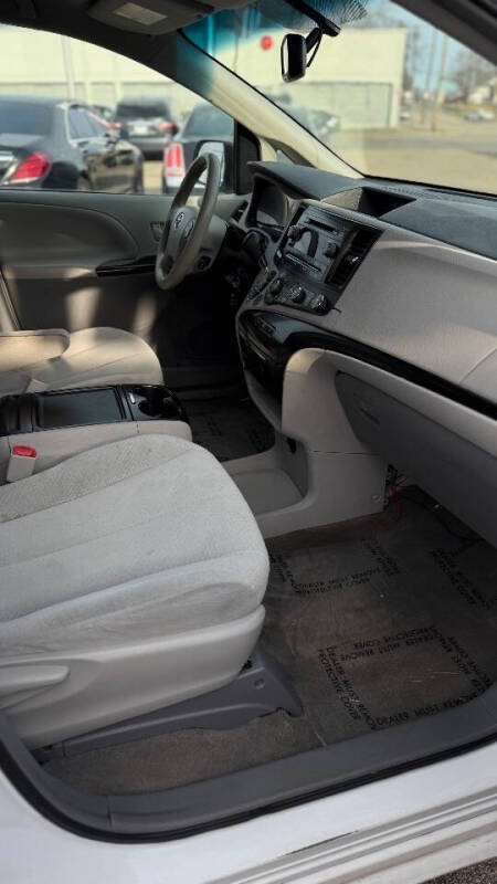 2012 Toyota Sienna LE 8-Passenger