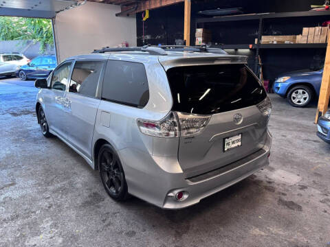2013 Toyota Sienna SE 8-Passenger