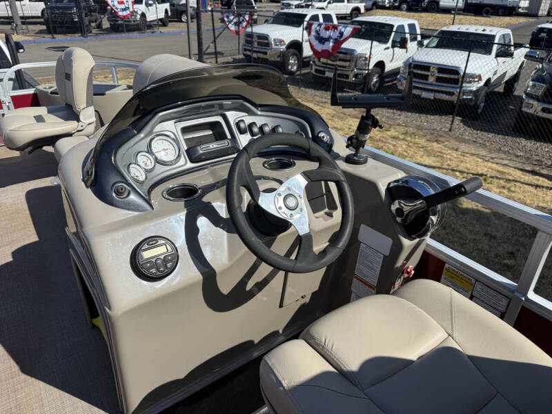 2021 Sun Tracker 20 DLX