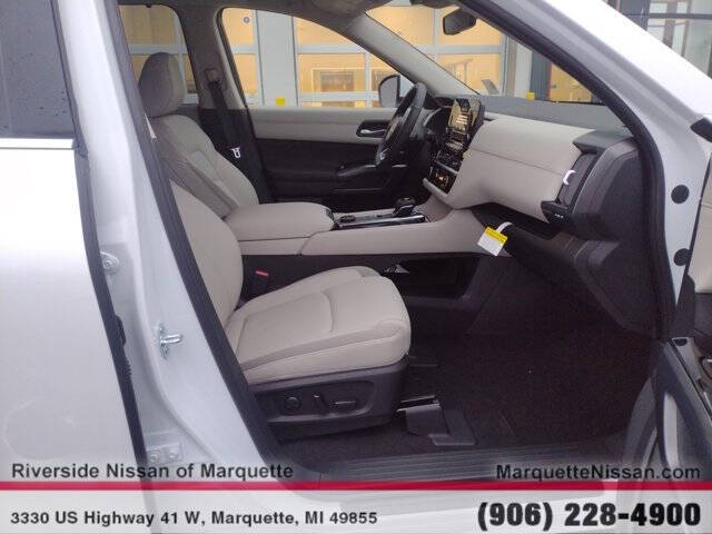 2025 Nissan Pathfinder SL