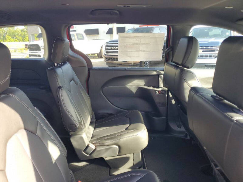 2025 Chrysler Voyager LX