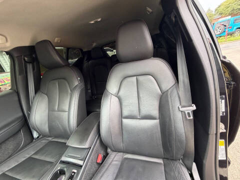 2024 Volvo XC40 B5 Core Dark Theme