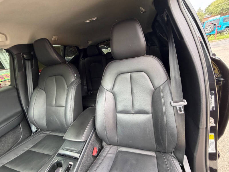2024 Volvo XC40 B5 Core Dark Theme