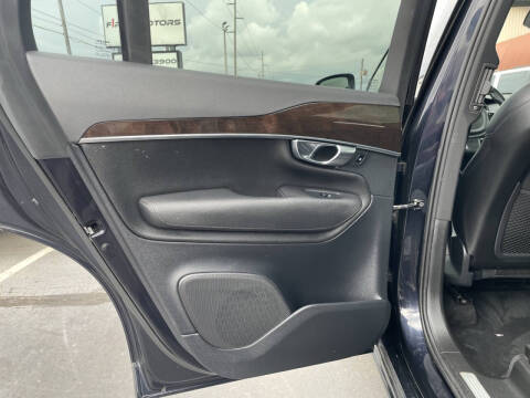 2017 Volvo XC90 T6 Momentum