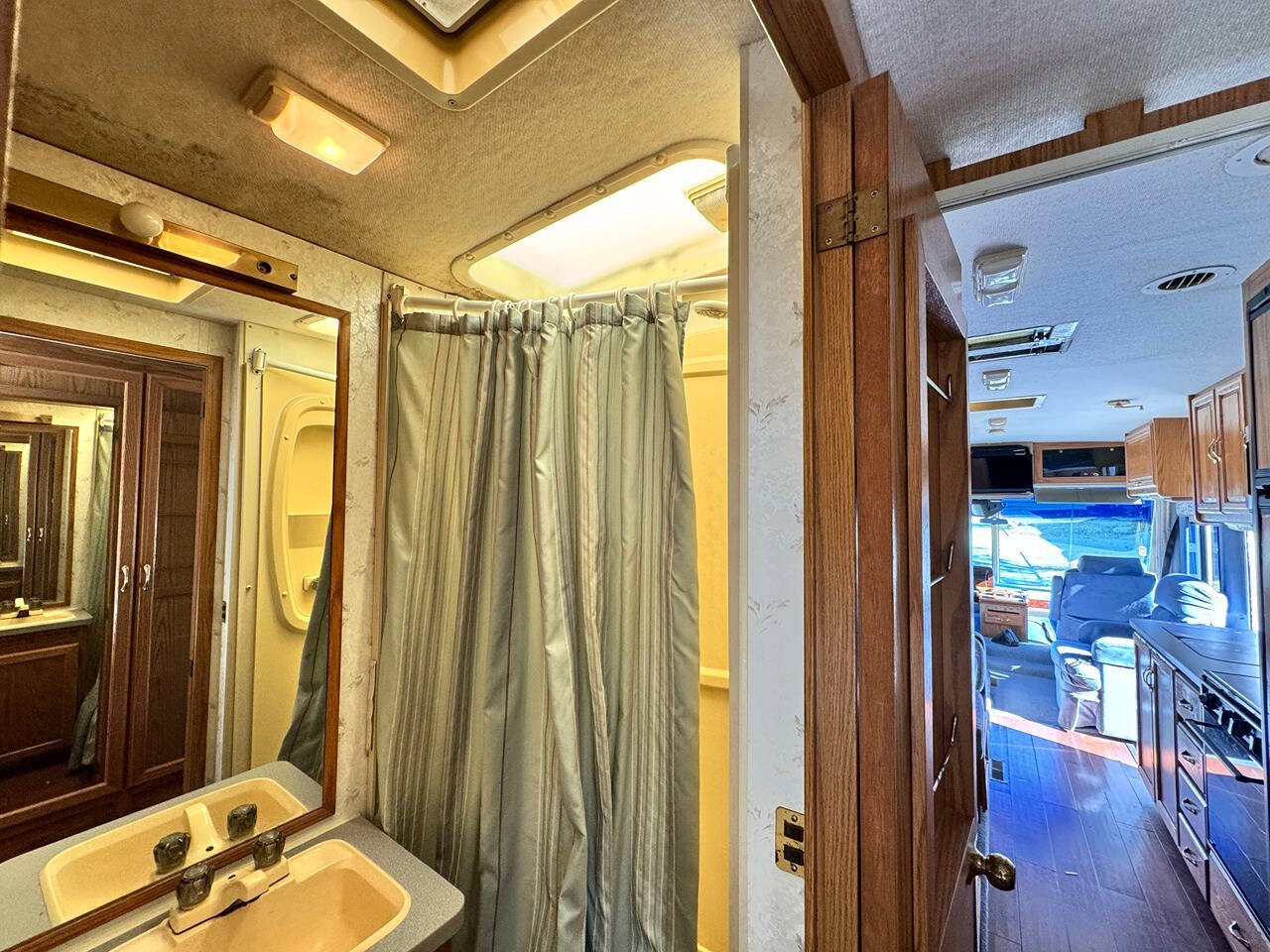 1996 Winnebago Adventurer for sale at Saccucci's Of Schaumburg in Schaumburg, IL