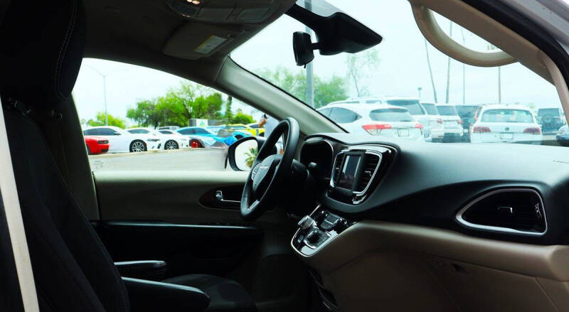 2023 Chrysler Voyager LX